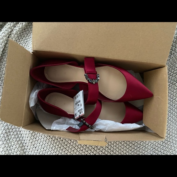 Beautiful red satin pointed flats by Zara - Picture 4 of 6